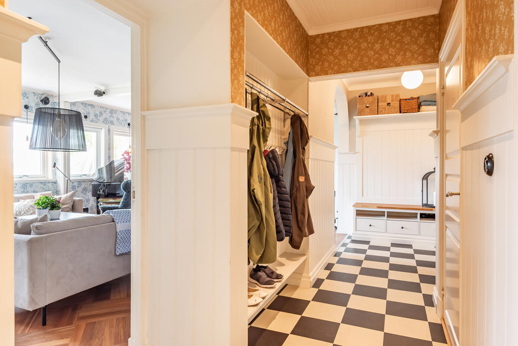 Bra med plats för att hänga av sig ytterkläder.