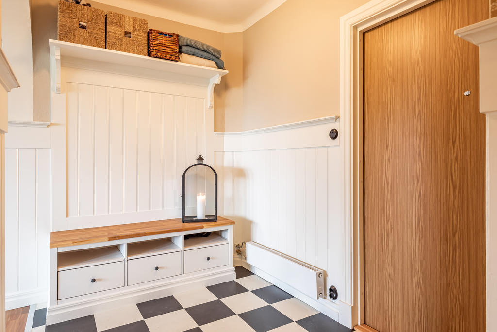 Hemtrevlig hall med fin pärlspont.