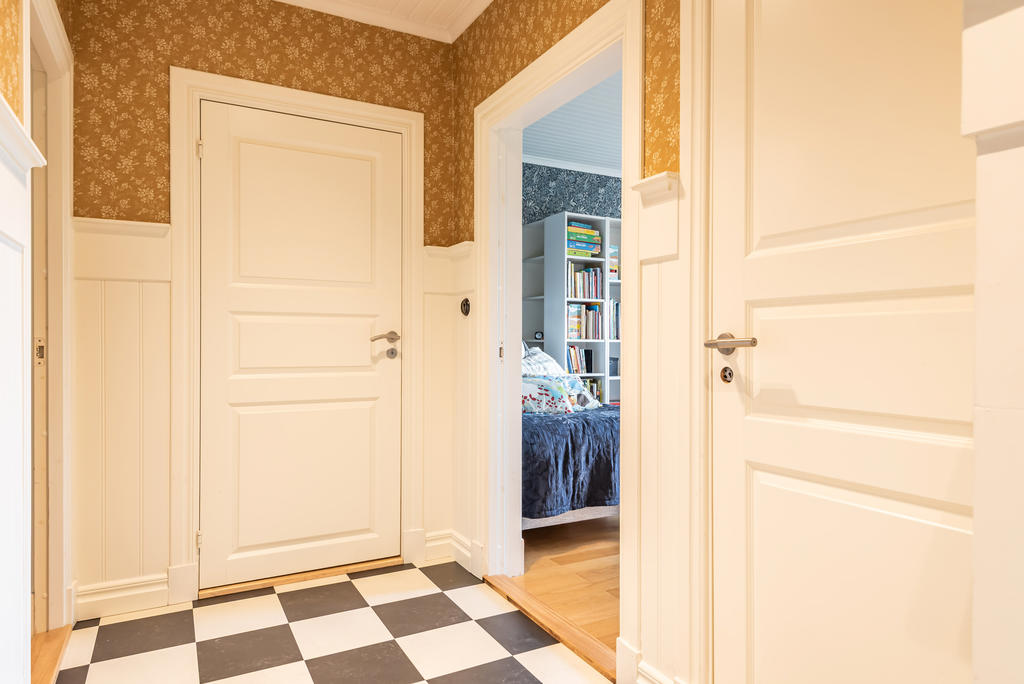 Hallen binder samman stora delar av lägenheten.