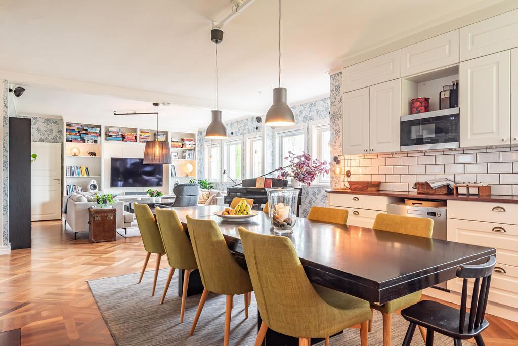 Den luftiga planlösningen skapar en bra social miljö.