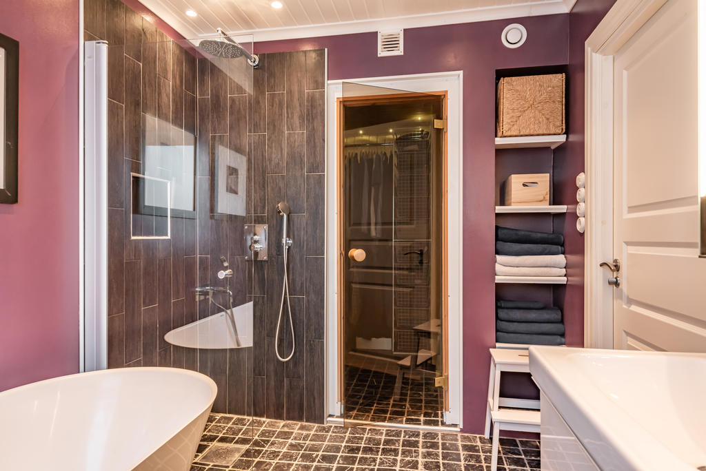 Både dusch och badkar, perfekt för både en funktionell vardag men även avkoppling. 