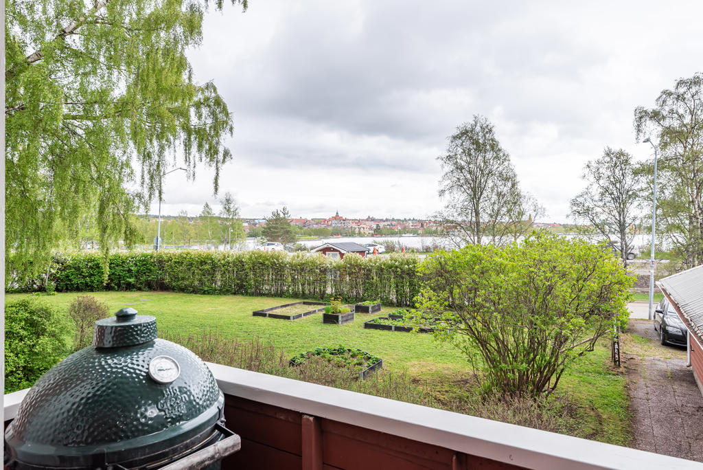 Balkong med rogivande utsikt.