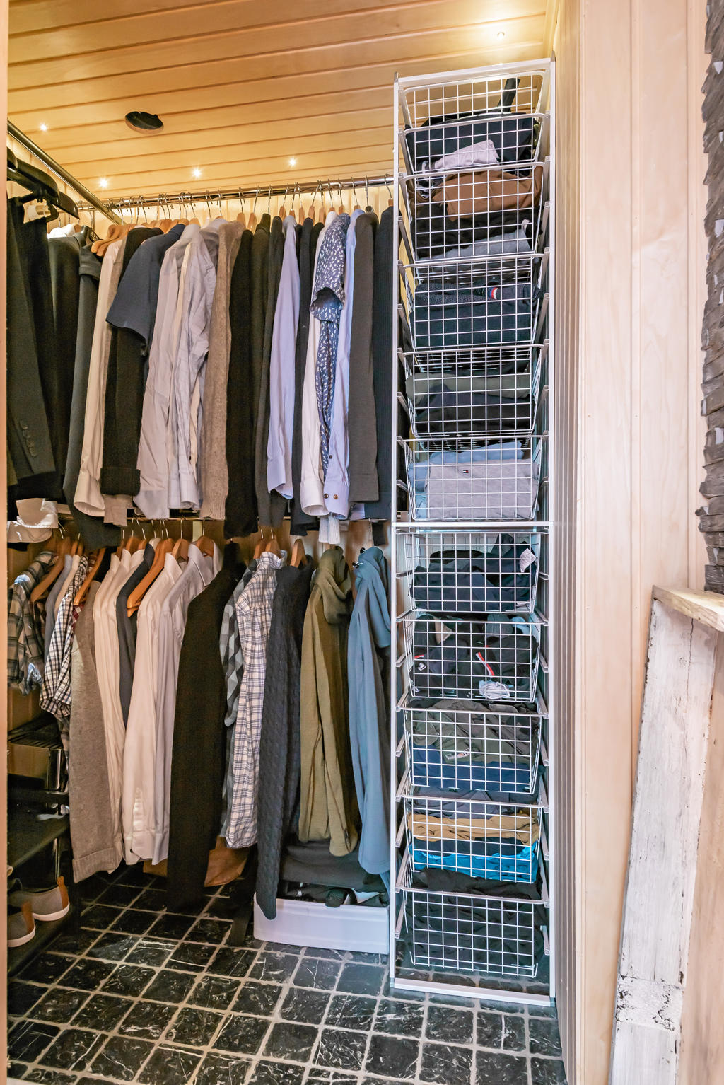 Klädkammaren innanför badrummet är en praktisk lösning och din egen walk in closet! Det är förberett för bastu här om man vill göra om detta rum.