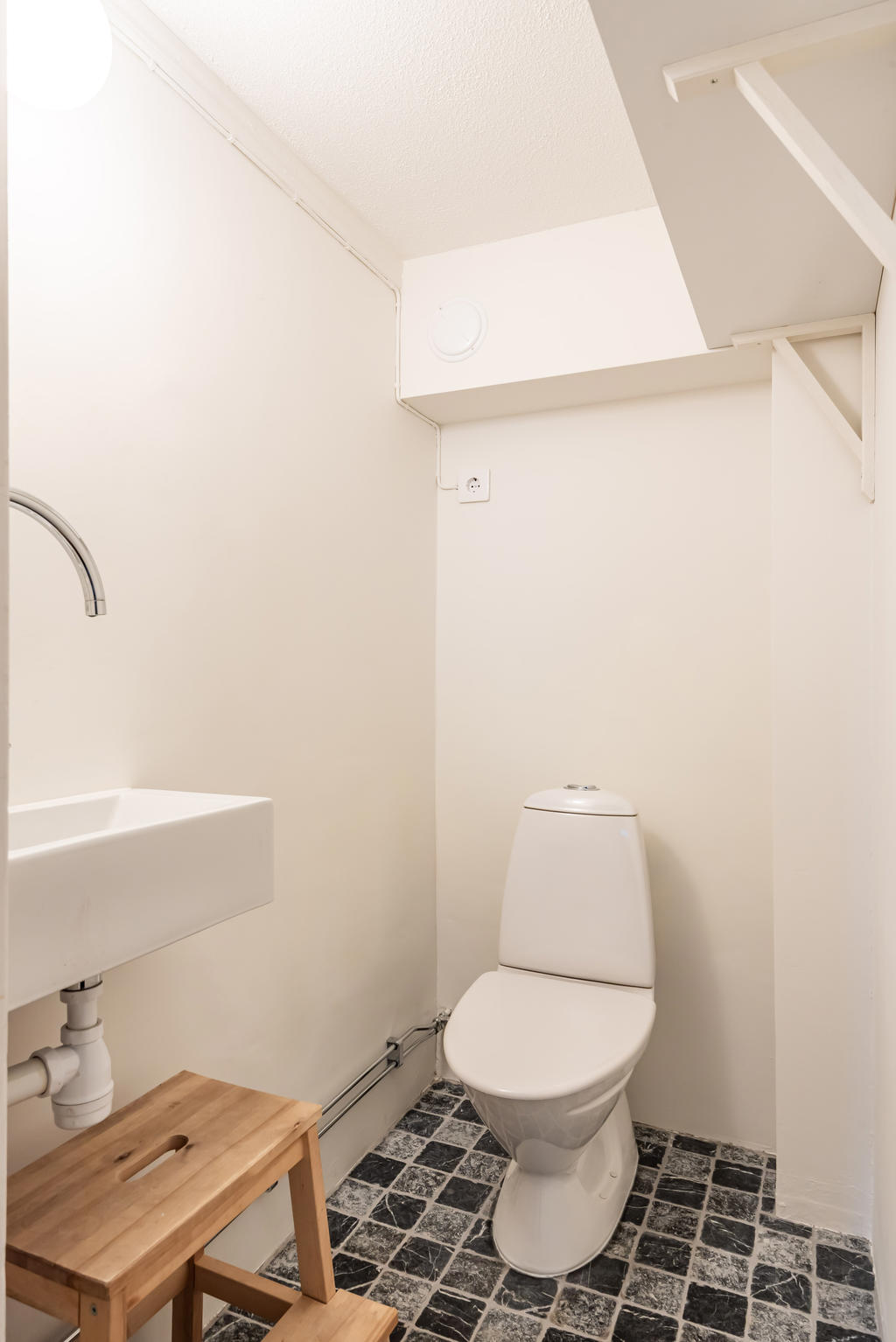 Extra wc finns på källarplan.