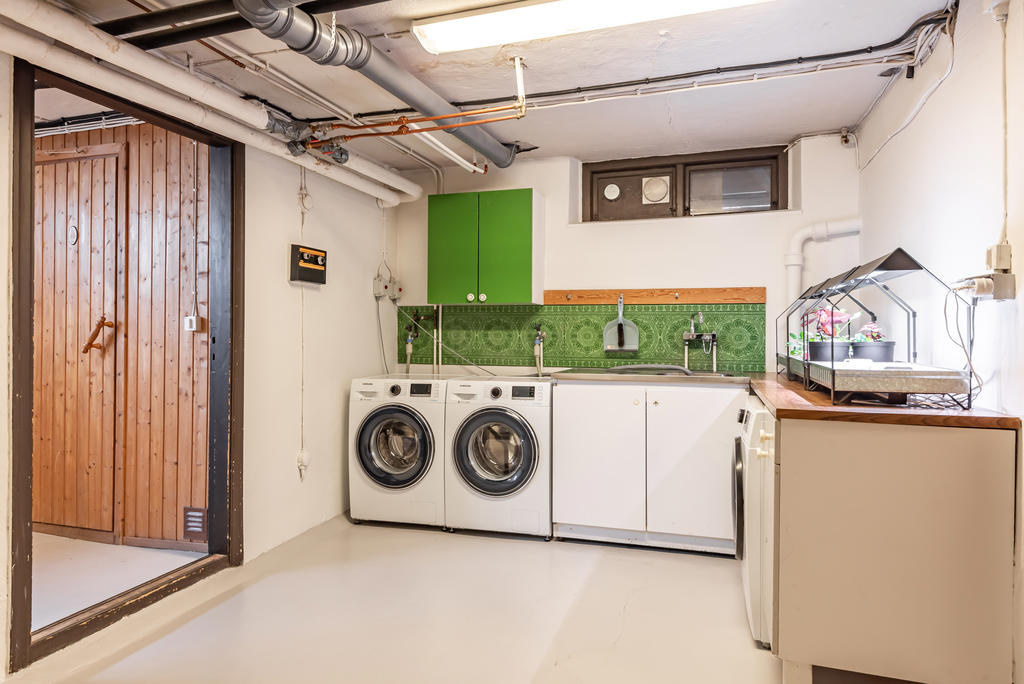 Gemensam tvättstuga med dubbla tvättmaskiner.