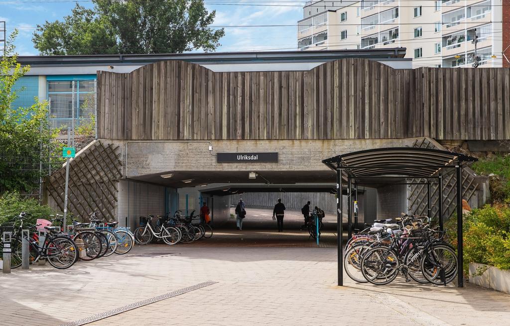 Från bostaden når ni utmärkta kommunikationsmöjligheter med ca 5 min promenad till pendeltåget (Ulriksdals station) 