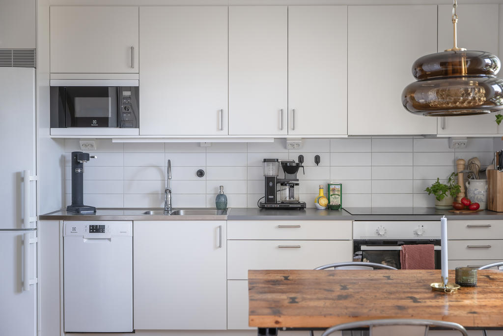 Fullt maskinellt utrustat kök med utrymme för en större matplats