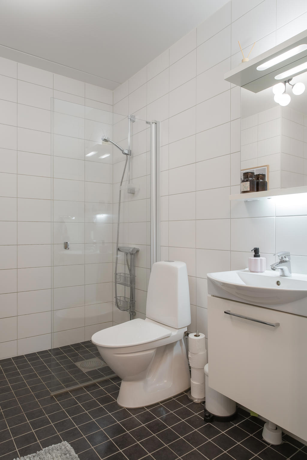 Badrum med tvättmaskin och torktumlare