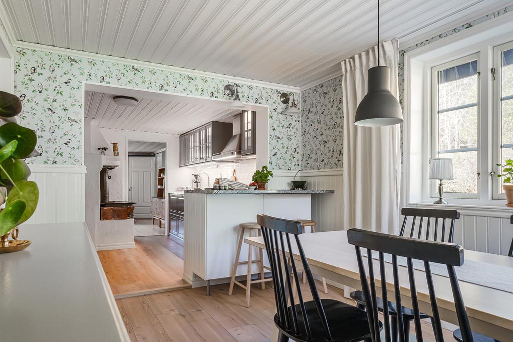 Charmigt kök med fin matplats