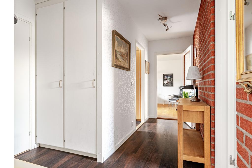 Hall med förvaringsmöjligheter genom två garderober