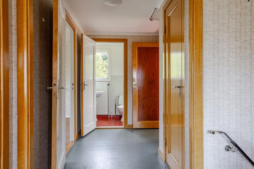 hallen ovanför trappan som tar er till alla rum. Här finns även en gästtoalett.