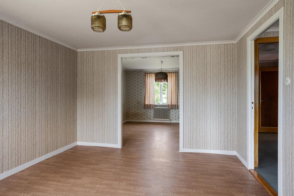 Rum på andra våning. Om man vill ha fler rum kan man sätta igen öppningen så blir det två separata rum.