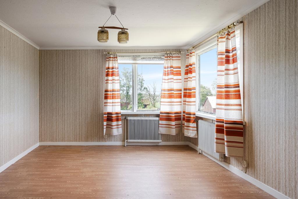 Stora fönster som släpper in mycket ljus.