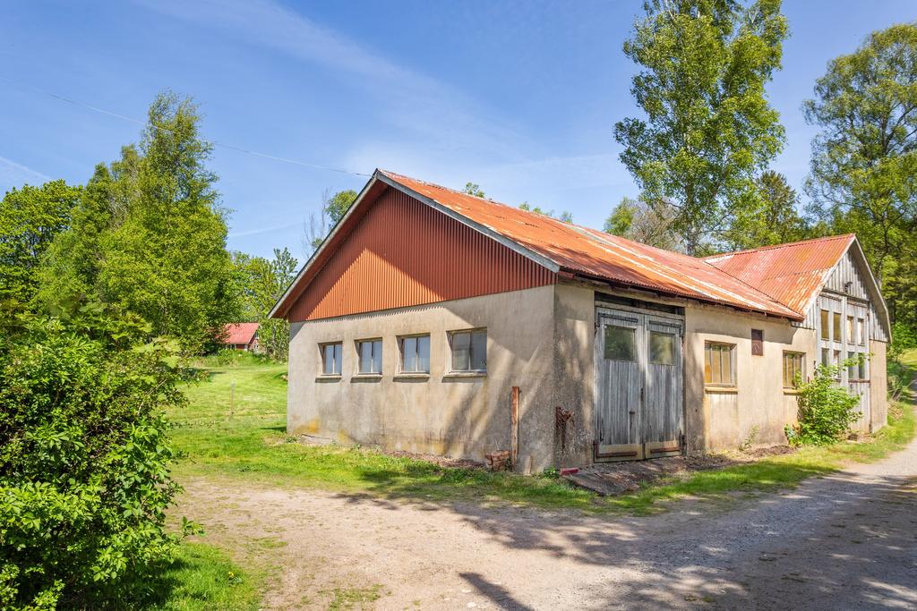 Byggnad som använts till smedja men fungerar även utmärkt till garage.