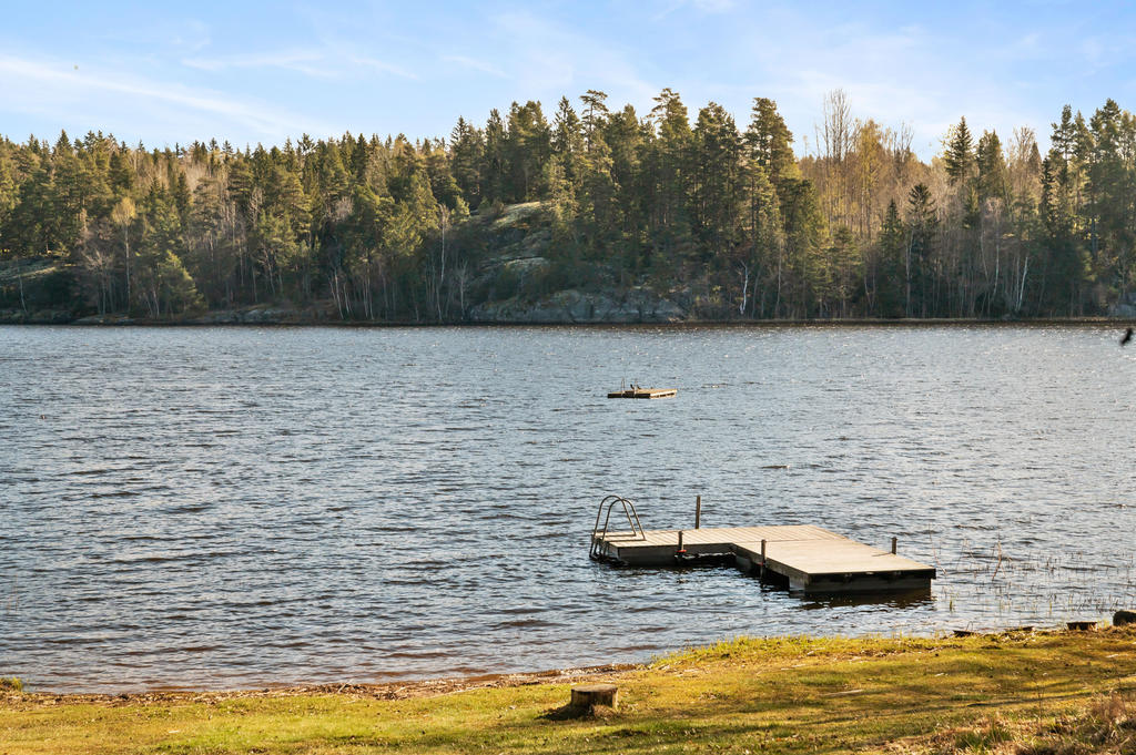 Badstrand med flytbrygga