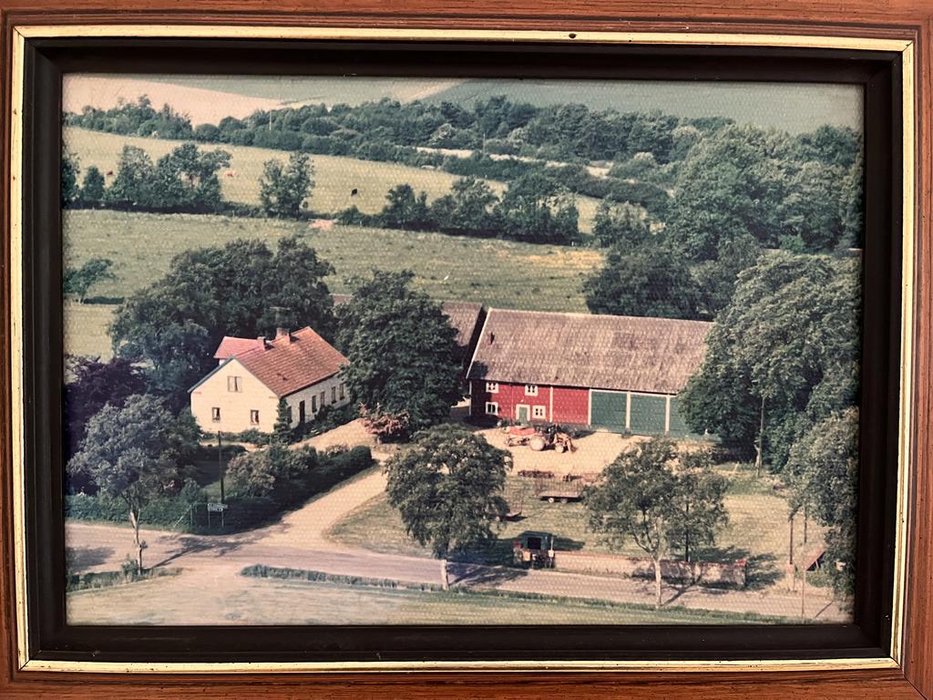 Flygbild på gården från 80-talet