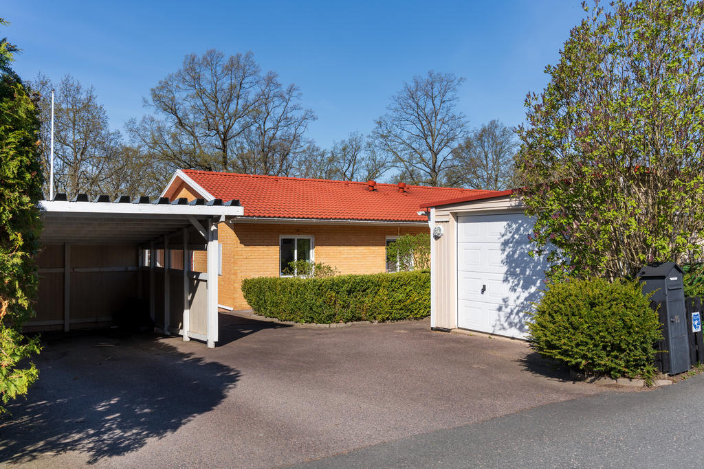Eget garage och carport.