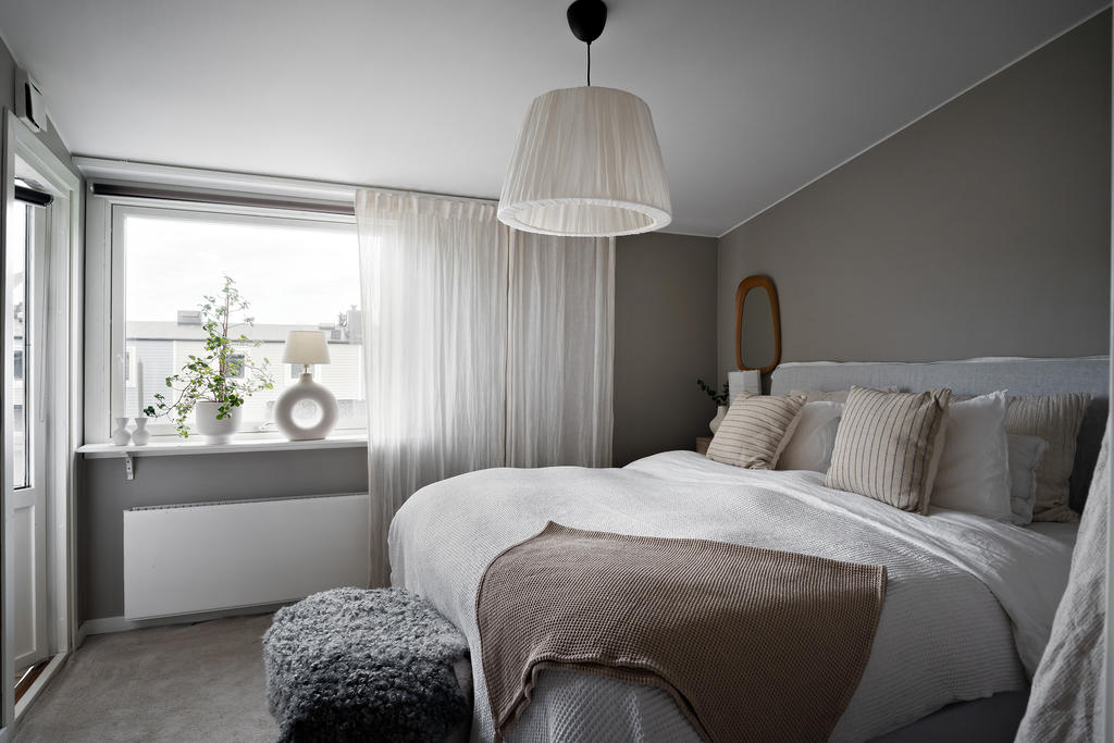 Sovrum ett/master bedroom