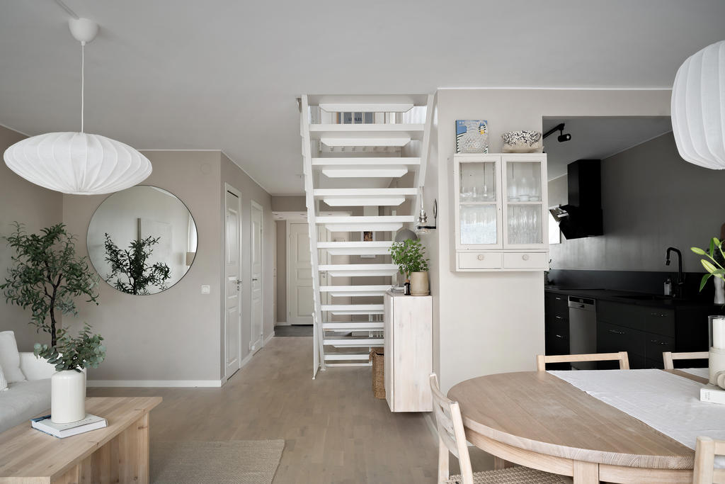 Vardagsrum mot hall och entré 