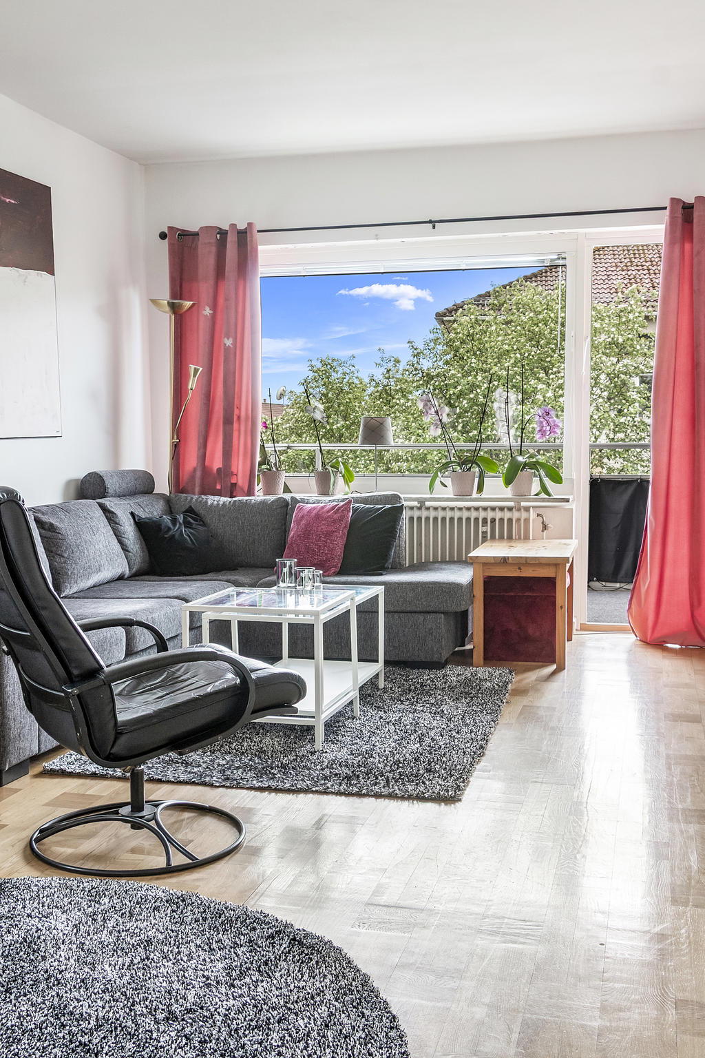 Utgång till stor balkong från vardagsrummet