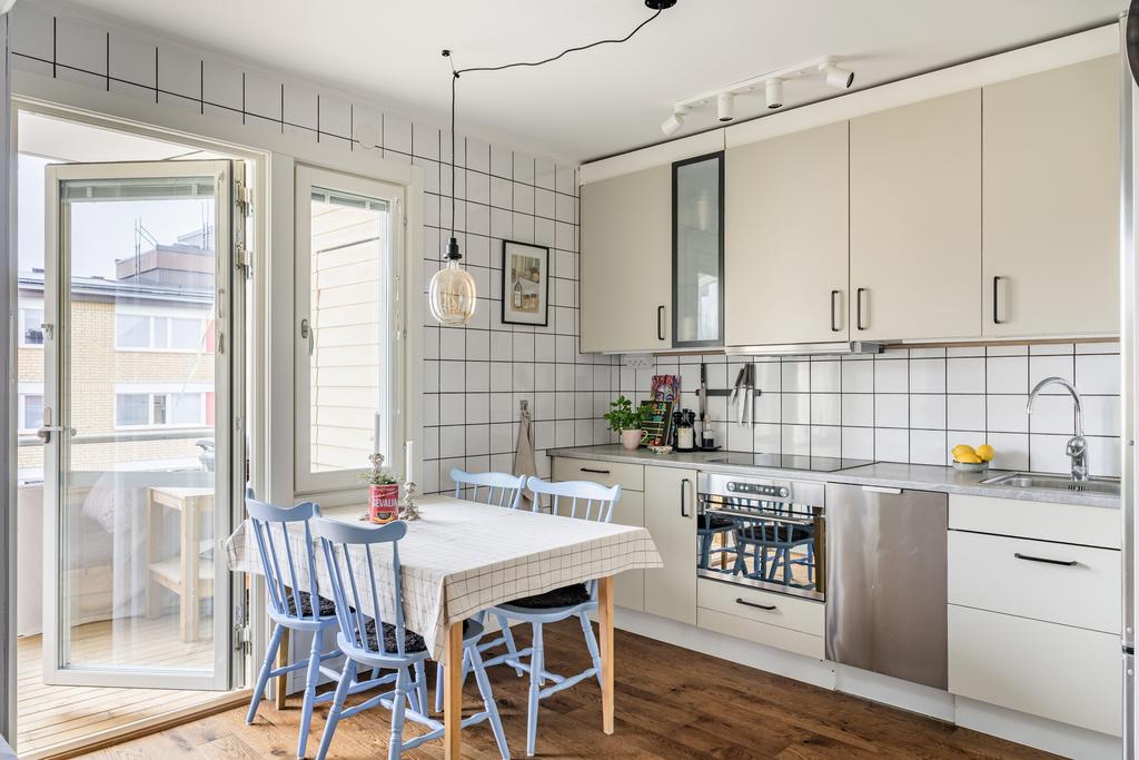 Upprustat kök med plats för matbord och all maskinell utrustning