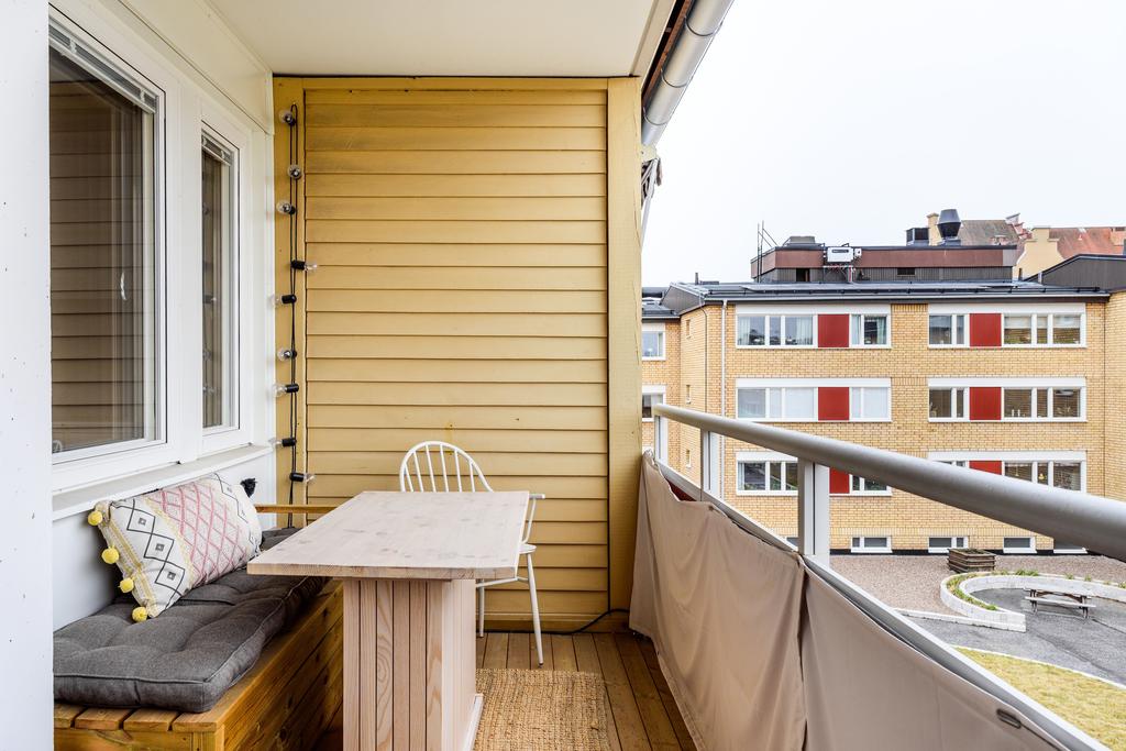Balkong med högt, fritt soligt läge