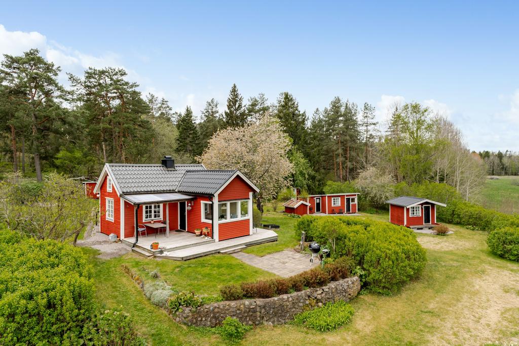 Idyllisk sommarstuga med naturen inpå