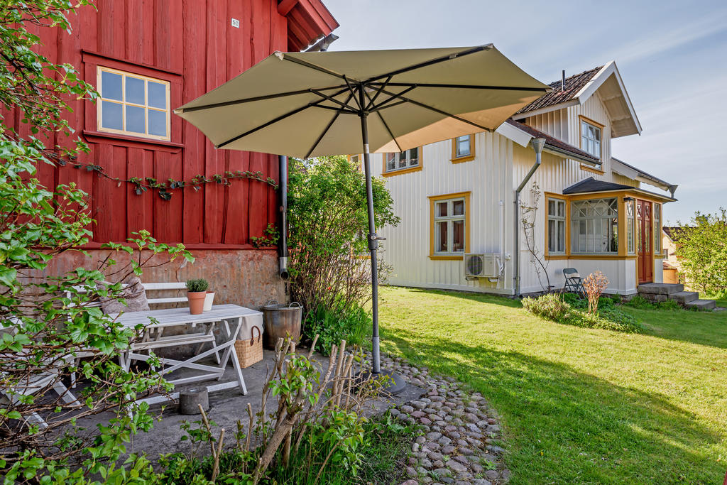 Mysig uteplats i trädgården