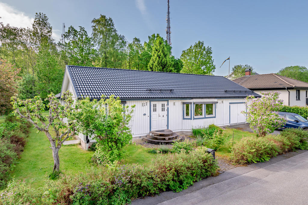 Framsidan med blommande rabatter och syrén