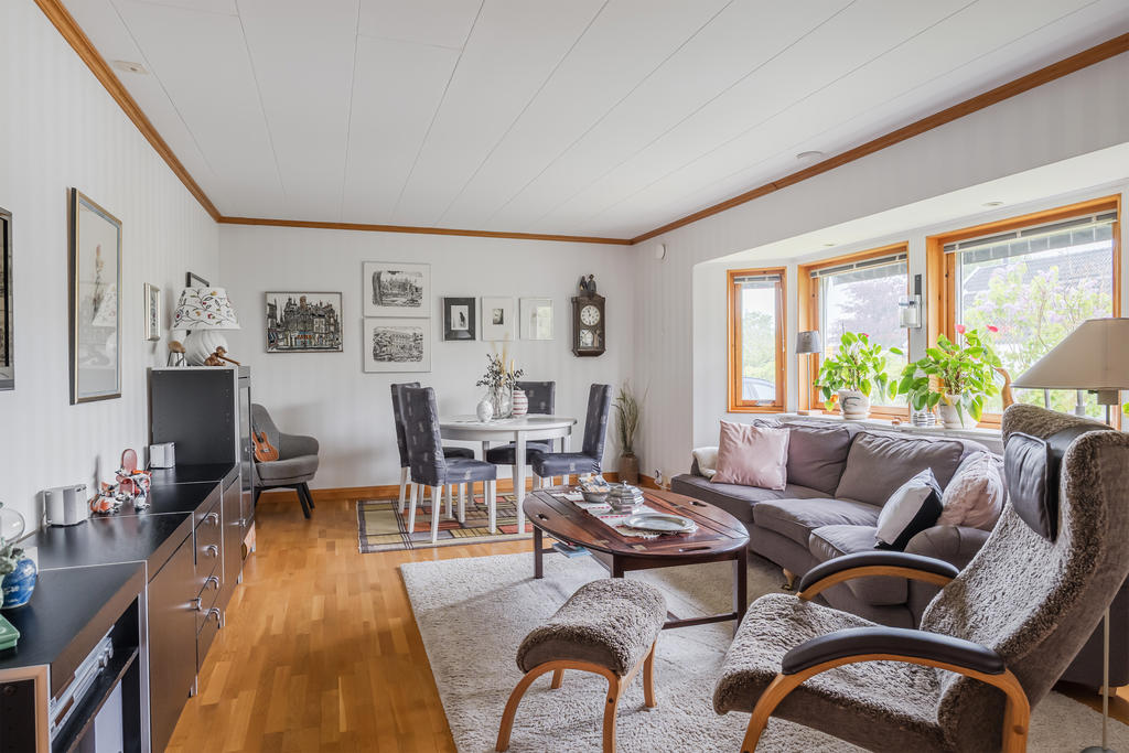 Stort vardagsrum med burspråk