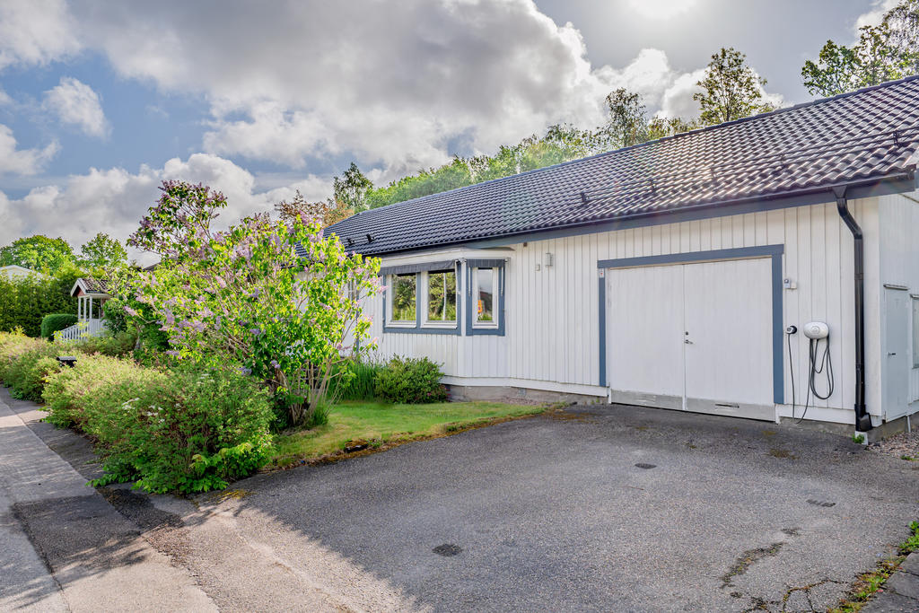 Uppfart samt garage