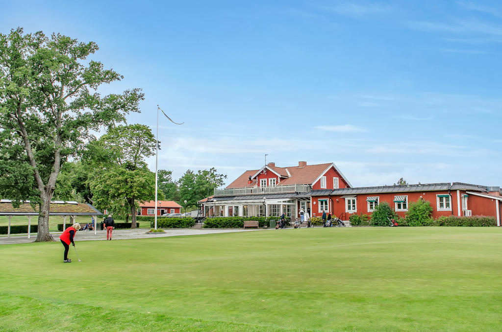 Omtyckta Viksjö Golfklubb med vacker 18 och 9-hålsbana