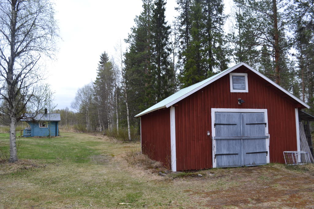 Fristående äldre garagebyggnad med förrådsdel