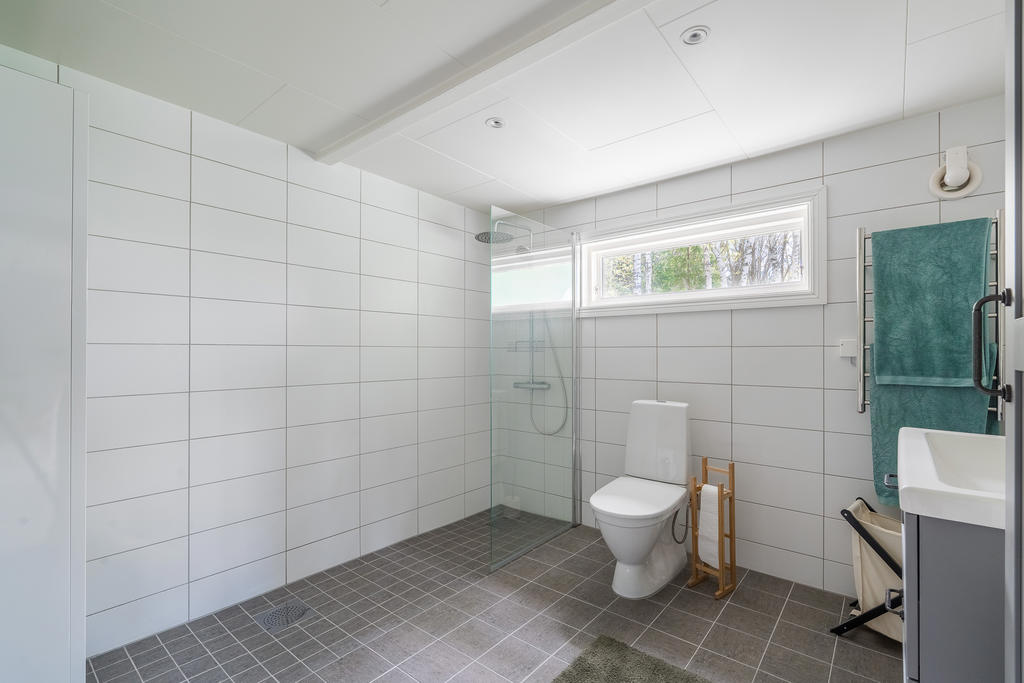 Stort och fint renoverat badrum med tvättmöjligheter, utrustat med wc, dusch, handfat med kommod, badrumsskåp, handdukstork samt golvvärme.