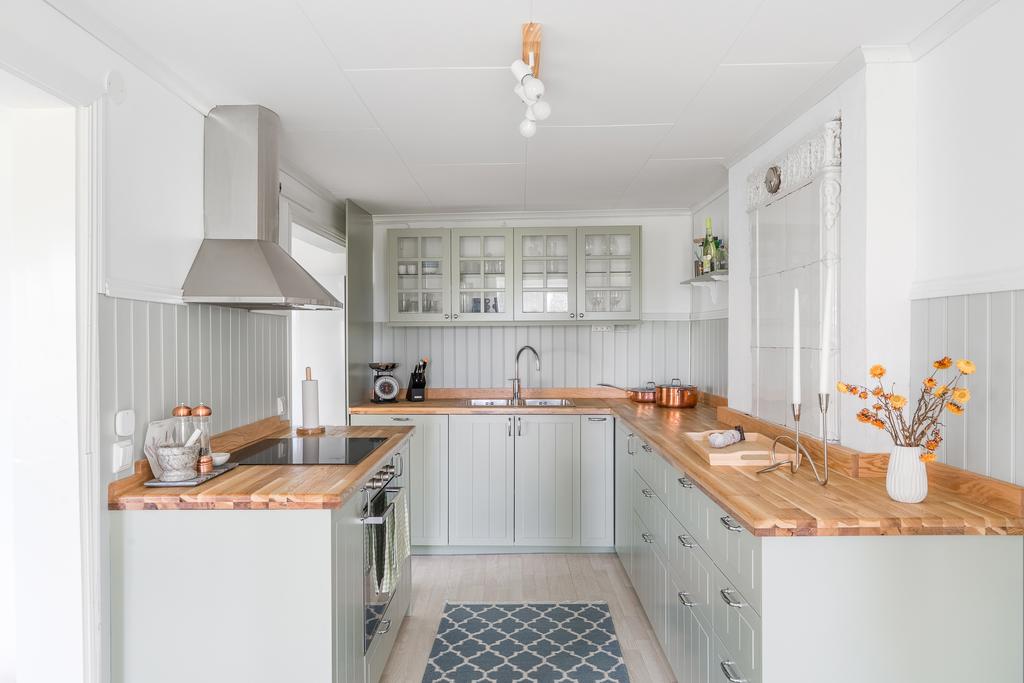 Ett smakfullt renoverat kök i tidstypisk charm.