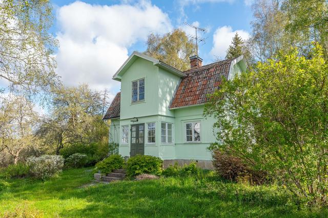 Varmt välkomna till denna charmiga fastighet i Fittja Hårsta 1!
