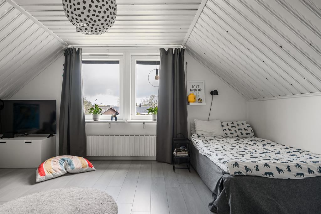 Stort sovrum på ovanvåningen