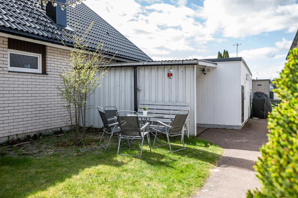 Plats på gräsmattan för en liten utegrupp. 
