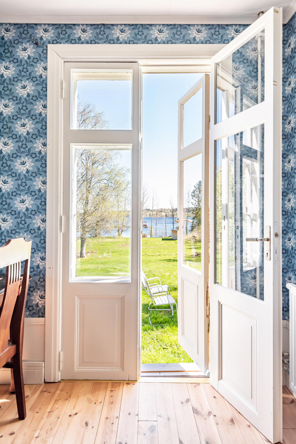 Balkongdörr ut till trädgården