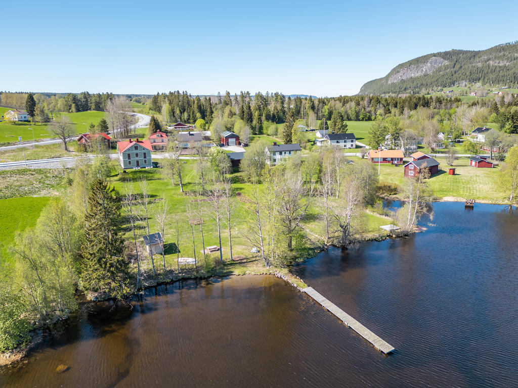 Vy över tomten med Hoverberget i bakgrunden  