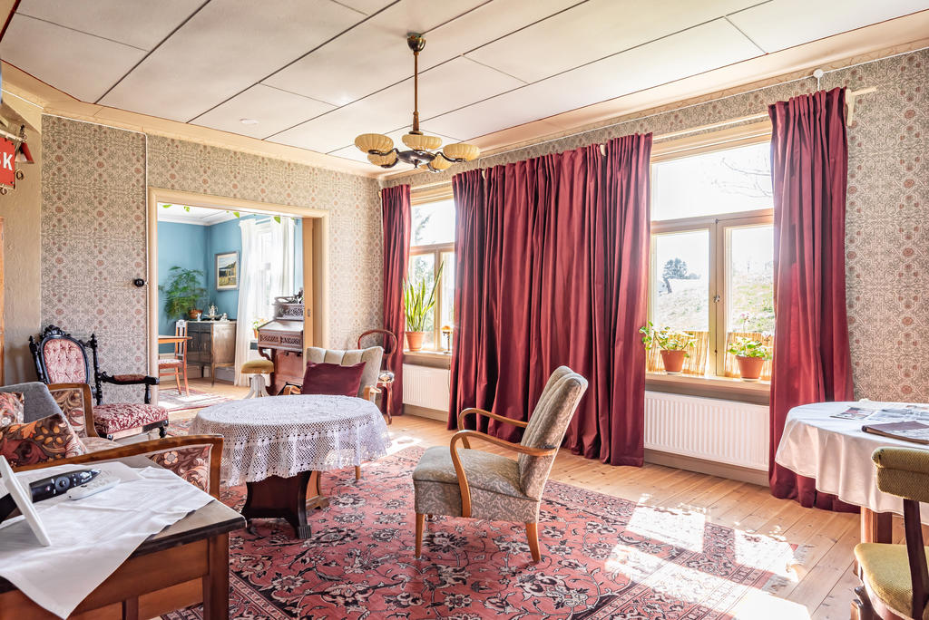 Rymligt vardagsrum med plats för hela familjen. 