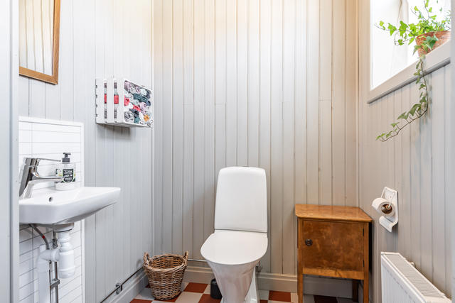 Praktiskt wc intill entrén.