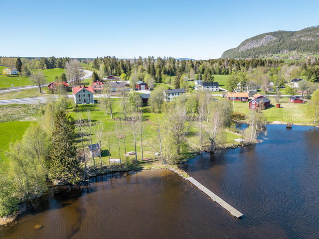 Vy över tomten med Hoverberget i bakgrunden