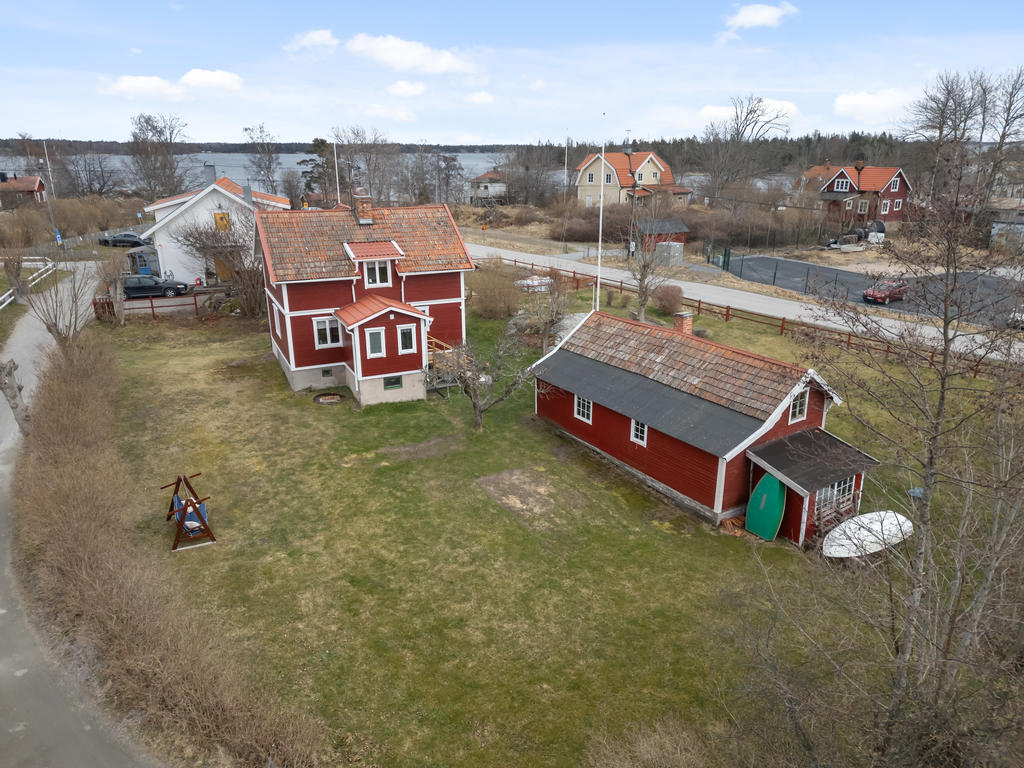 Havsnära fastighet i populära Räfsnäs.