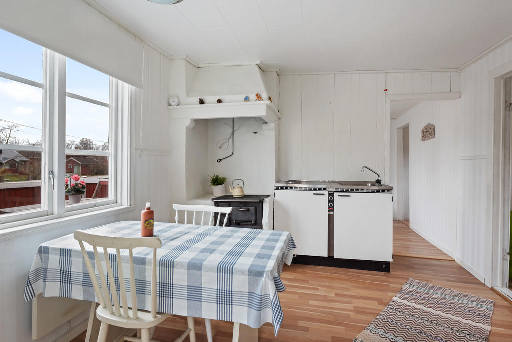 Köksdel i gäststugan med vedspis.