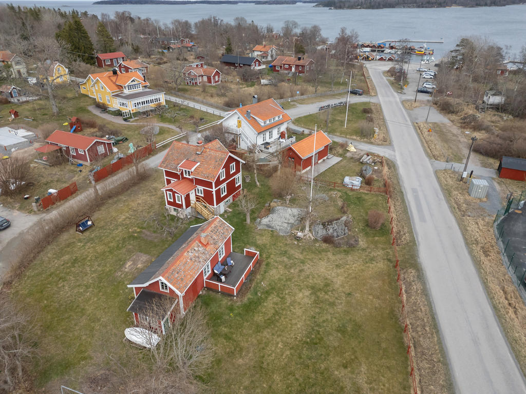 Havsnära fastighet i vacker miljö.