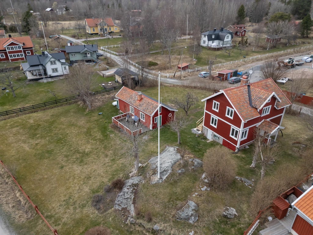 Vacker vy över huvudhuset och gässtugan.