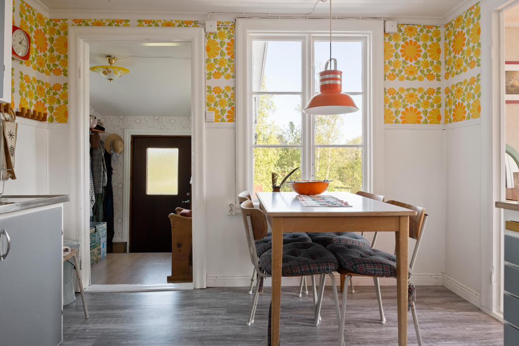 Huvudhuset kök med plats för matbordsgrupp.