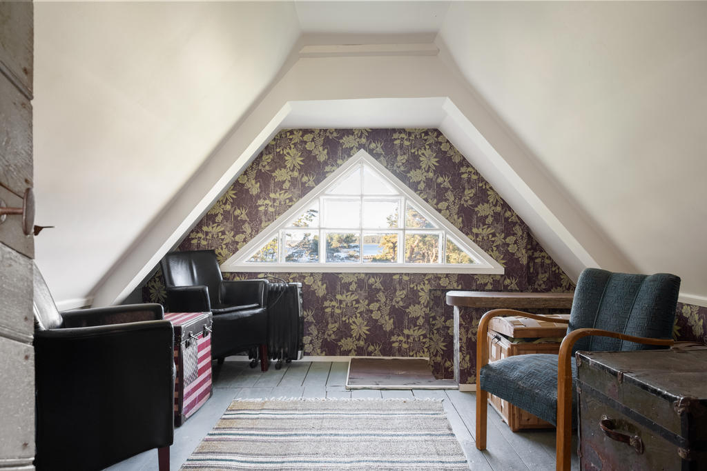 Huvudhuset möblerbar hall 
 på övre plan.
