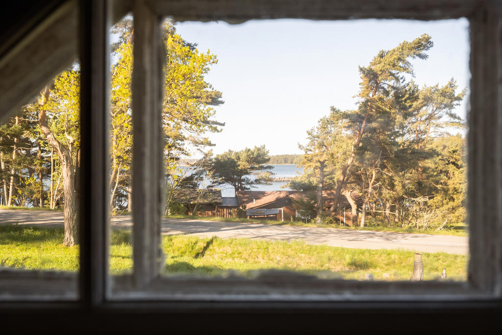 Huvudhuset hall övre plan med havsutsikt från fönster.